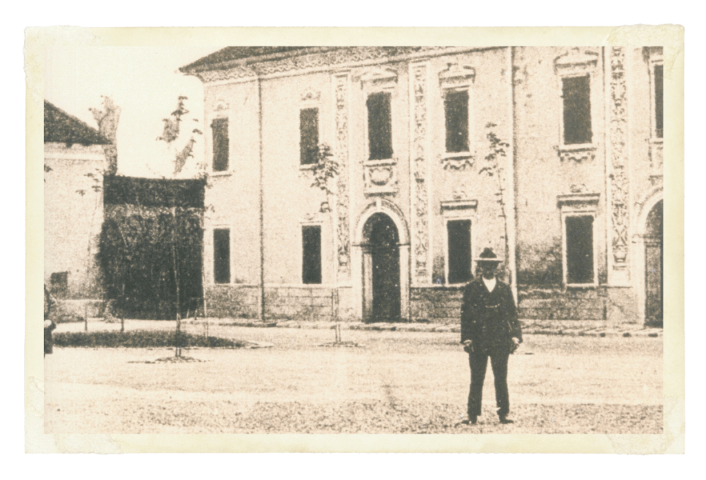 Foto storica uomo davanti all'azienda